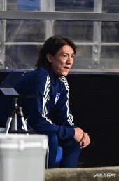 실점 위기에 굳어진 홍명보 감독