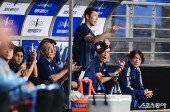 조용히 경기 지켜보는 홍명보 감독