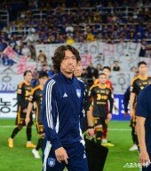 입술 깨문 홍명보 감독