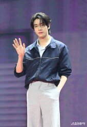 엔하이픈 제이크. 여심 흔드는 손인사