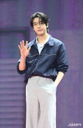 엔하이픈 제이크 ‘여유있는 손인사’