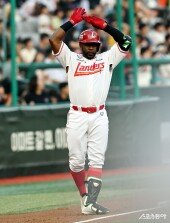 에레디아, 안타치고 실책 후 3루까지 달려~