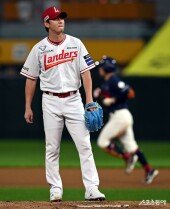 9회 홈런을 허용하는 문승원