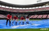 비 그친 기아챔피언스필드 ‘경기 진행을 위해 물 제거’