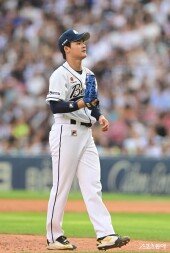 이교훈, 밀어내기 볼넷으로 동점 허용