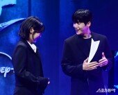 김선호, 조윤수 웃기는 미소