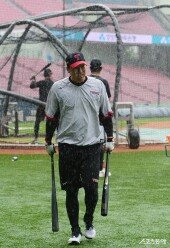 김현수, 비가 너무 많이 와