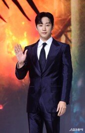 진영, 긴장한 포토타임