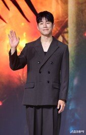 김무열, 편안한 손인사