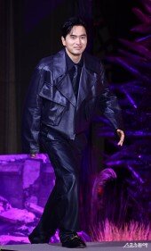 이진욱, 꽃미소로 등장