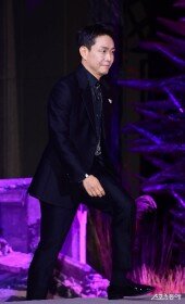 오정세, 긴장감 느껴지는 발걸음