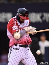 홍창기, 배트에 맞았어!