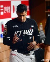 피치컴을 살펴보는 쿠에바스