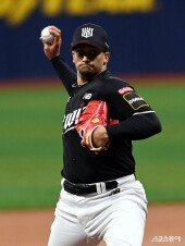 쿠에바스, 피치컴 착용하고 힘찬 투구~