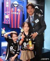 박주호, 두 인형들과 함께