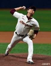 피치컴 착용한 하영민, 힘찬 투구!