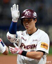 이주형, 연타석 선두타자 안타!