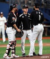 이강철 감독, (고)영표야! 침착하게 던져~