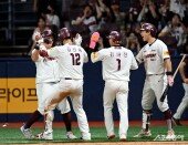 김건희, 승리의 쐐기 스리런 홈런!