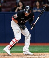 투구에 맞는 오재일