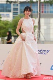 김혜준, 옆트임 드레스로 등장