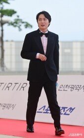 노재원, 긴장한 입장