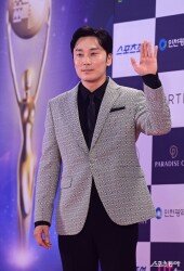 서현우, 긴장한 인사