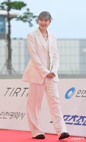 엄지윤, 귀여운 미소로 등장