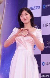 윤가이, 귀여운 미소로