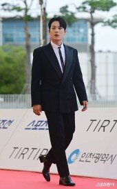 이정하, 긴장한 발걸음