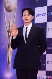 이정하, 긴장한 손인사