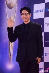 지석진, 기분 좋은 미소