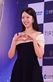 지예은, 사랑스러운 하트