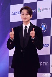 최우식, 쌍따봉!