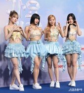 키스오브라이프, 파격적인 무대의상