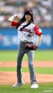 규빈 ‘LG 승리 기원 시구’