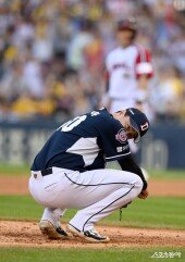 이영하, 밀어내기 볼넷으로 역전 허용