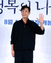 최원영, 훈훈한 손인사~