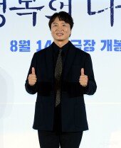 올 블랙으로 멋을 낸 전배수