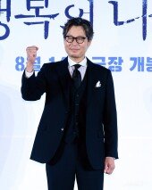 유재명, 강렬한 존재감~