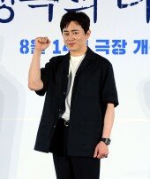 훈남 조정석, 주먹 불끈~