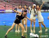 ‘우천취소’ KT 치어리더 ‘몸매를 드러낸 래쉬가드’