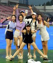 우천취소 ‘물에 흠뻑 젖은 KT 치어리더’