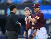 비디오판독 결과에 대해 어필하는 홍원기 감독