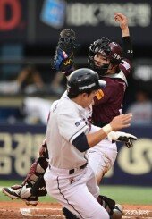 김재현, 높았던 송구 잡으며