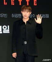 김성철, 시크한 손인사~