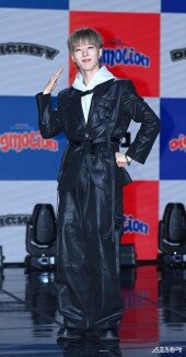 디그니티 루크 ‘매력적인 눈웃음’