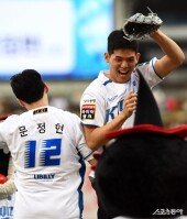 하윤기-문정현, KT 승리기원 세리머니!