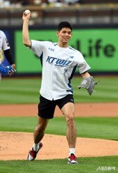 프로농구 KT 하윤기, 프로야구 KT 승리기원 시구!