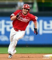 최정, 폭투를 틈타 3루까지 질주~